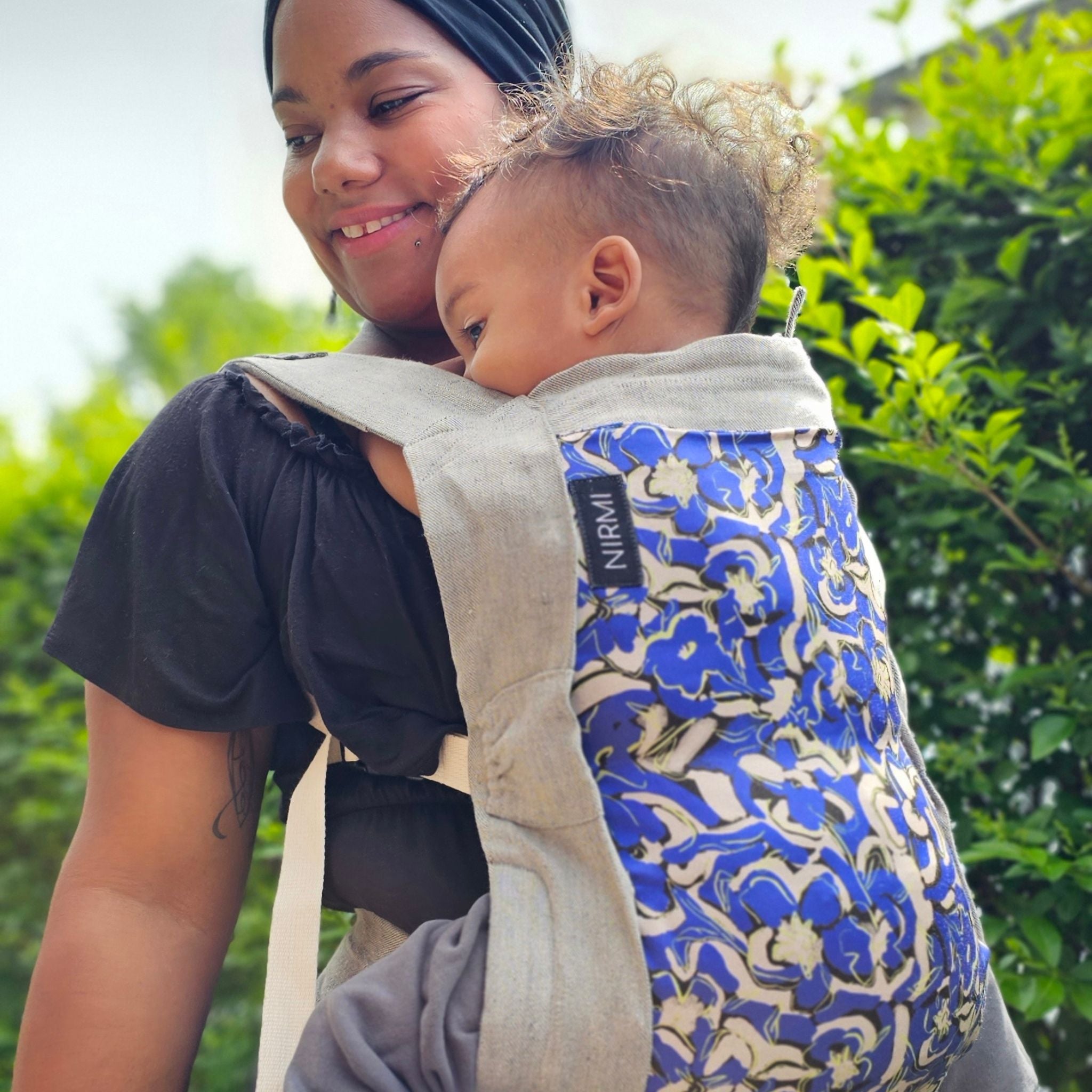 Mochila portabebés NIRMI Pure con parche "Blue Flowers" de Sabinna